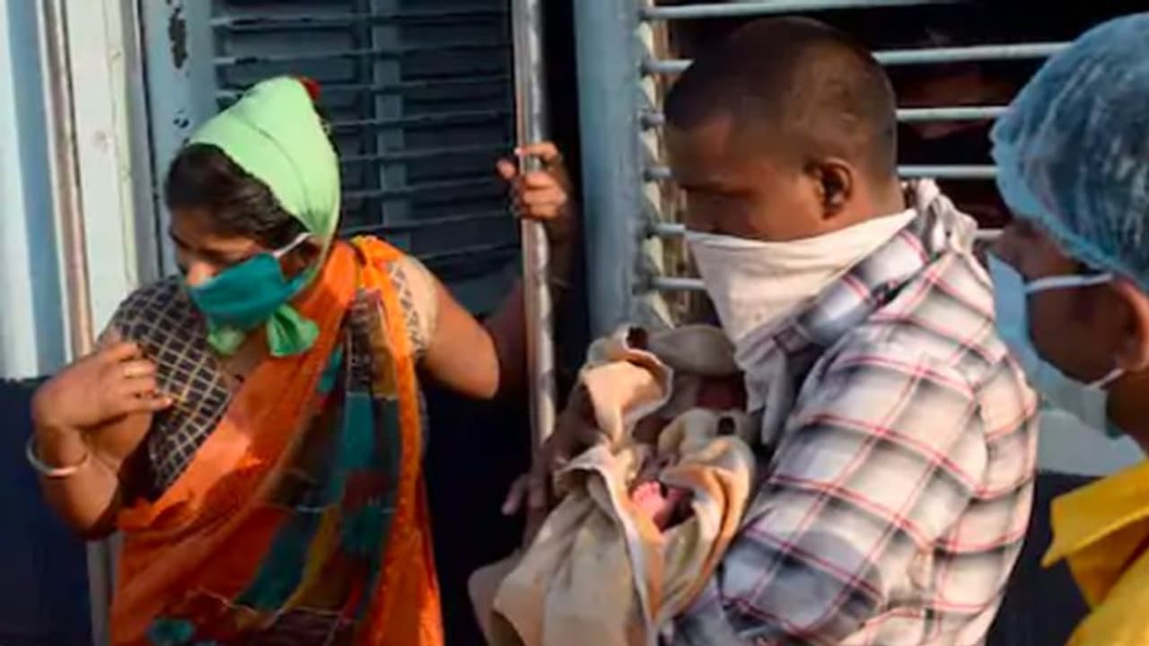 दो पीढ़ियों से घर में नही गूंजी थी बेटी की किलकारी, श्रमिक एक्सप्रेस में महिला ने दिया बच्ची को जन्म दो पीढ़ियों से घर में नही गूंजी थी बेटी की किलकारी, श्रमिक एक्सप्रेस में महिला ने दिया बच्ची को जन्म