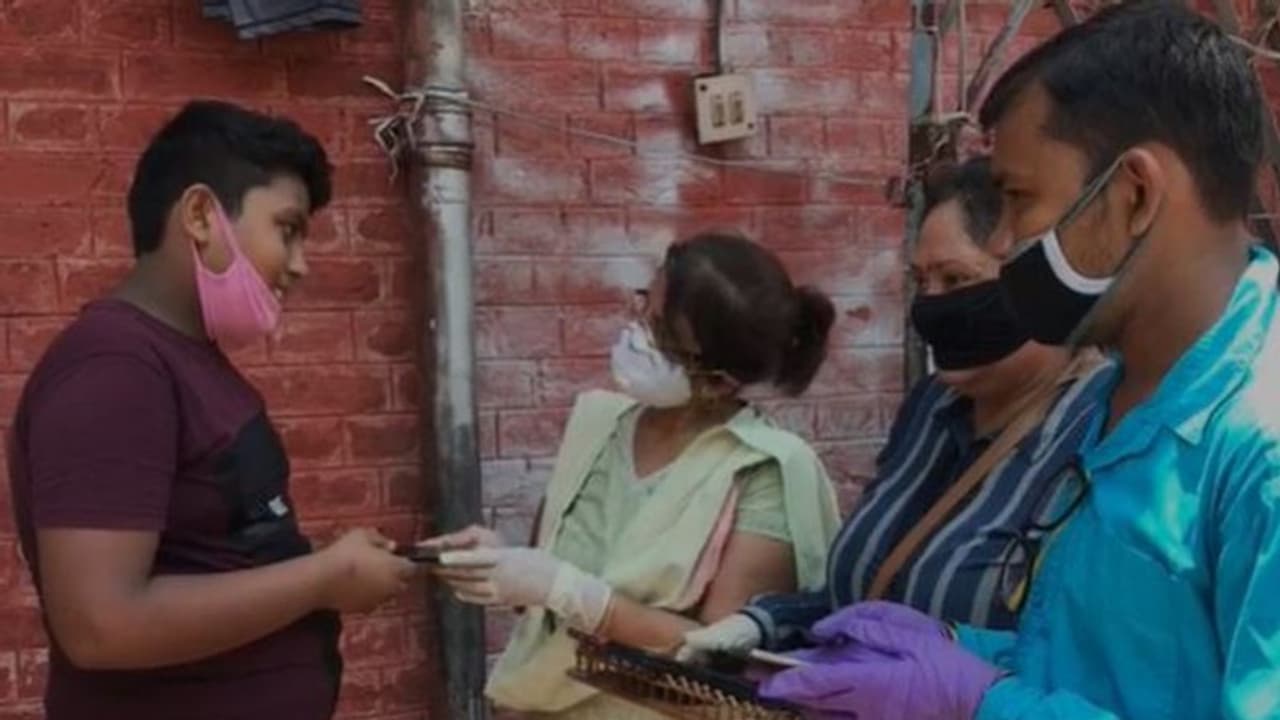 কলকাতায় মাকে দেখতে এসে ত্রাণ সেবায় ব্রত প্রবাসী বাঙালি, অনলাইনে পড়তে শিক্ষার্থীদের দিলেন নিজের স্মার্ট ফোনও