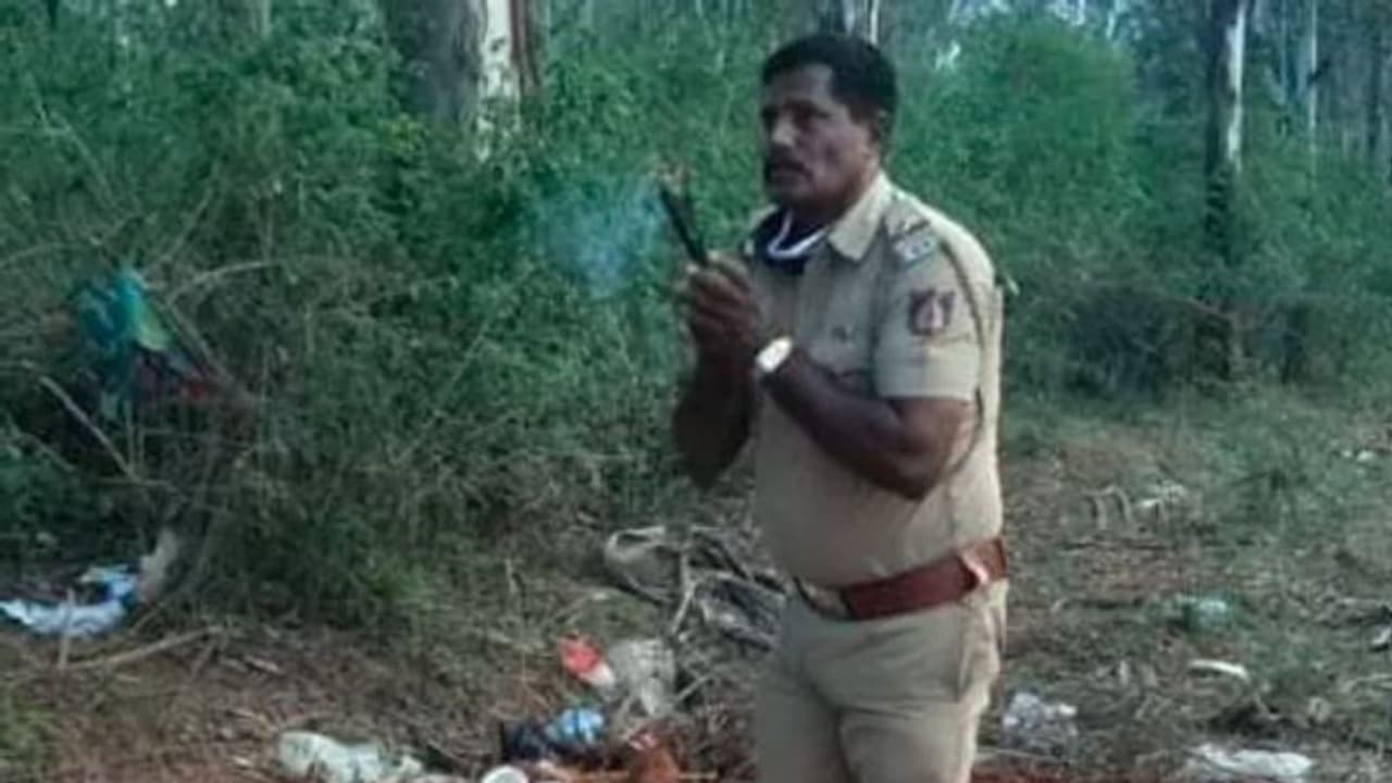 సలాం పోలీస్: శవాన్ని నిరాకరించిన కుటుంబం,అంత్యక్రియలు చేసిన ఖాకీలు సలాం పోలీస్: శవాన్ని నిరాకరించిన కుటుంబం,అంత్యక్రియలు చేసిన ఖాకీలు