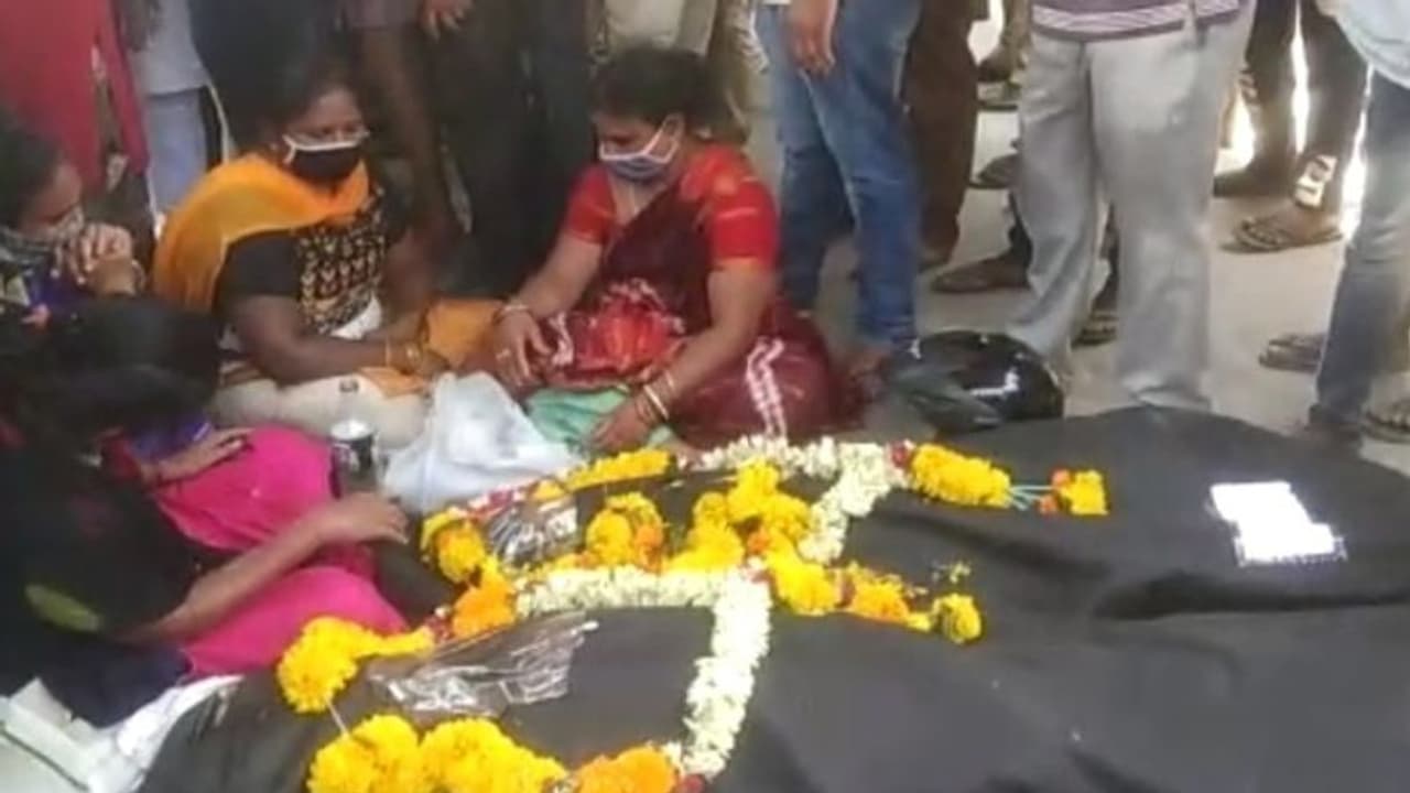 गैस लीक कांड: शवों को सड़क पर रख परिजनों का प्रदर्शन कहा, मुआवजा नहीं चाहिए, फैक्ट्री बंद करो गैस लीक कांड: शवों को सड़क पर रख परिजनों का प्रदर्शन कहा, मुआवजा नहीं चाहिए, फैक्ट्री बंद करो