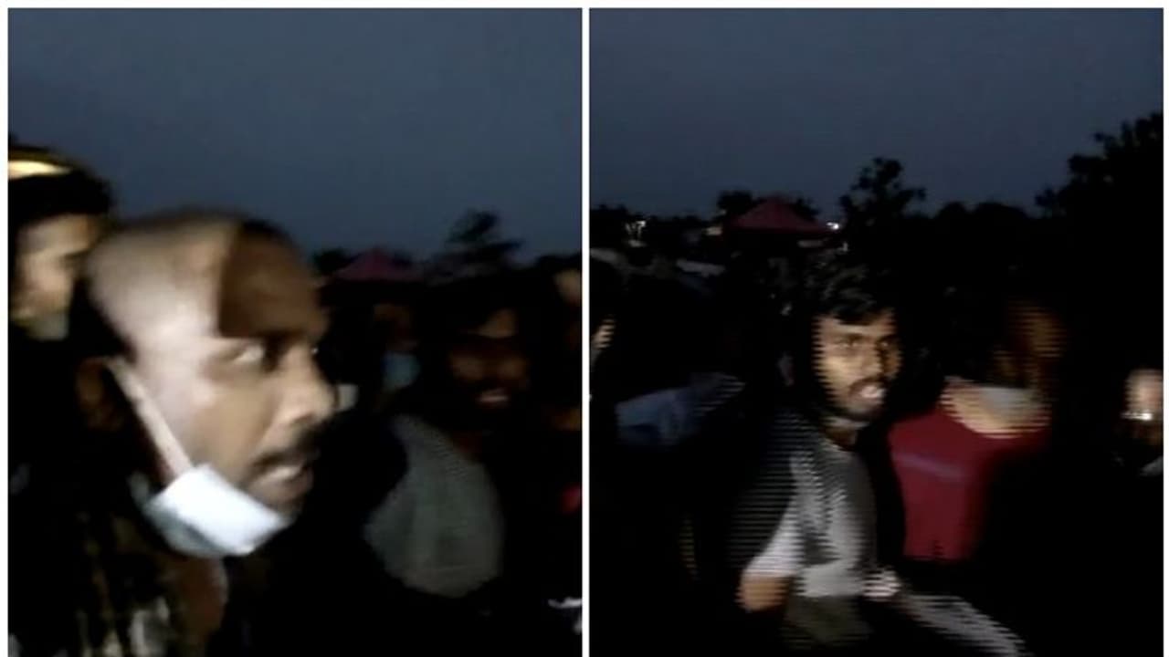 വാളയാര് അതിര്ത്തിയില് കുടുങ്ങിക്കിടക്കുന്നവരും പൊലീസുമായി തർക്കം വാളയാര് അതിര്ത്തിയില് കുടുങ്ങിക്കിടക്കുന്നവരും പൊലീസുമായി തർക്കം