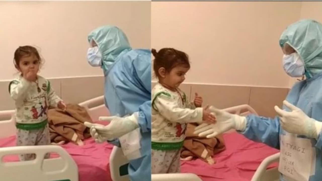 നഴ്സുമാര്ക്ക് ഫ്ലൈയിംഗ് കിസ് നൽകി കൊവിഡ് പോസറ്റീവായ കുഞ്ഞ്; വീഡിയോ വൈറൽ നഴ്സുമാര്ക്ക് ഫ്ലൈയിംഗ് കിസ് നൽകി കൊവിഡ് പോസറ്റീവായ കുഞ്ഞ്; വീഡിയോ വൈറൽ