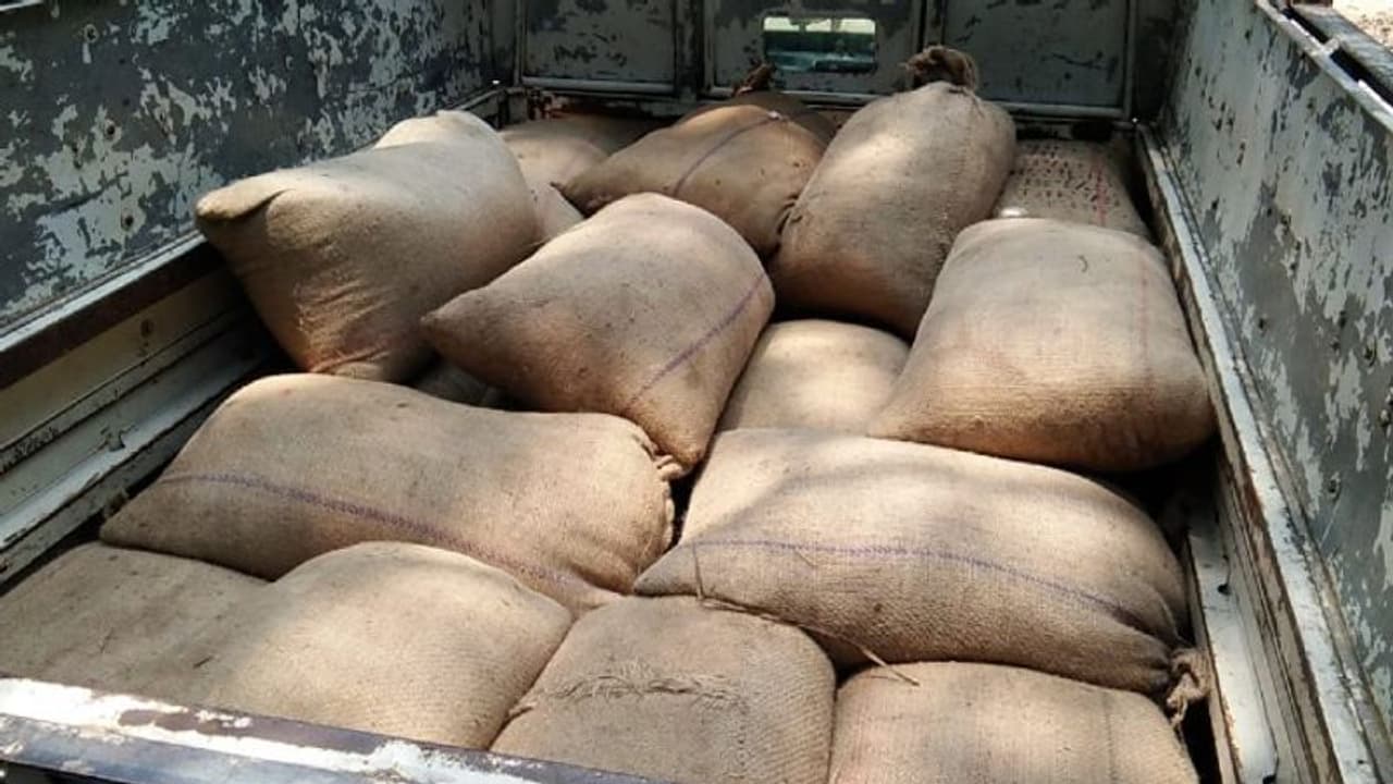 মালদহে রেশন 'পাচারের চেষ্টা' বানচাল, পিকঅ্যাপ ভ্যানে মিলল চাল ও আটা মালদহে রেশন 'পাচারের চেষ্টা' বানচাল, পিকঅ্যাপ ভ্যানে মিলল চাল ও আটা