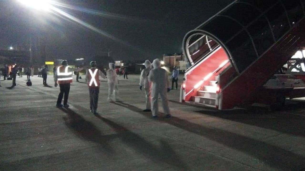 ലഖ്നൗവിലും പ്രവാസികള് വിമാനമിറങ്ങി; ക്വാറന്റൈന് പണം നല്കണം ലഖ്നൗവിലും പ്രവാസികള് വിമാനമിറങ്ങി; ക്വാറന്റൈന് പണം നല്കണം