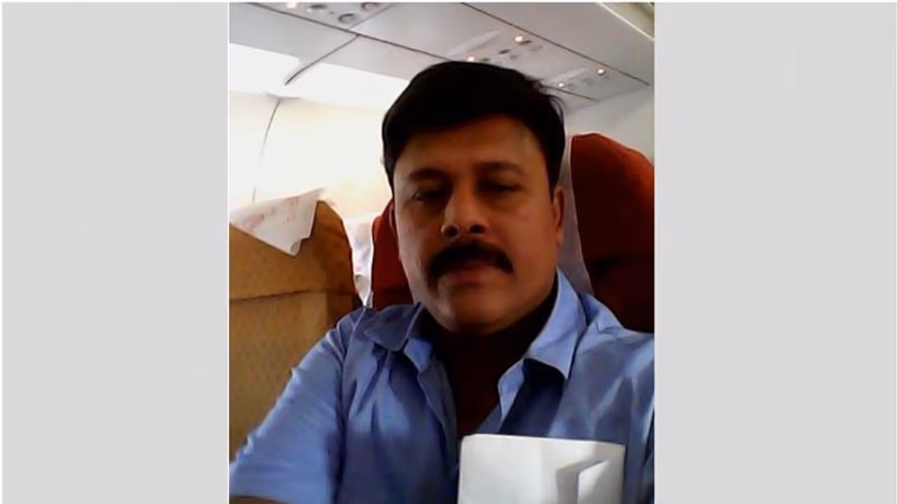 നാട്ടിലേക്ക് ഫോണ് വിളിച്ച് സംസാരിക്കുന്നതിനിടെ പ്രവാസി മലയാളി കുഴഞ്ഞുവീണ് മരിച്ചു നാട്ടിലേക്ക് ഫോണ് വിളിച്ച് സംസാരിക്കുന്നതിനിടെ പ്രവാസി മലയാളി കുഴഞ്ഞുവീണ് മരിച്ചു