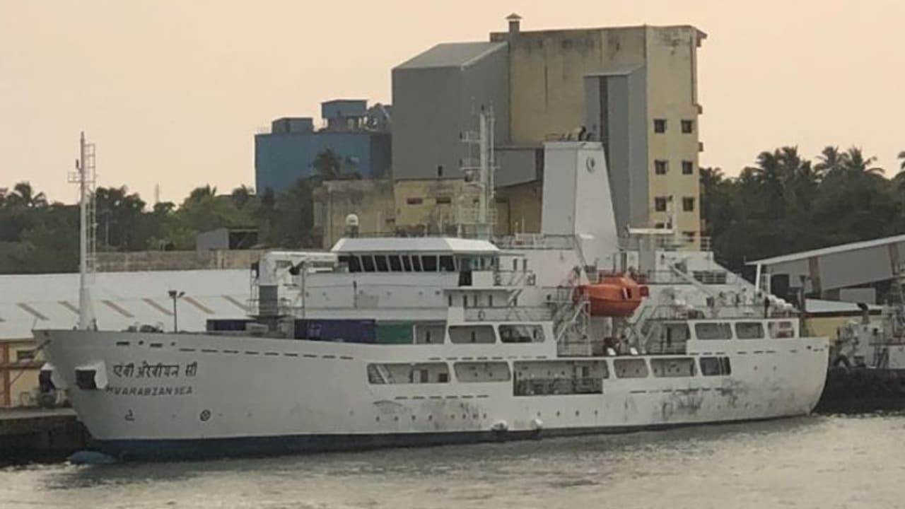 ലോക്ക് ഡൗണിൽ കുടുങ്ങിയവരുമായി ലക്ഷദ്വീപിൽ നിന്നുള്ള കപ്പൽ കൊച്ചിയിലെത്തി ലോക്ക് ഡൗണിൽ കുടുങ്ങിയവരുമായി ലക്ഷദ്വീപിൽ നിന്നുള്ള കപ്പൽ കൊച്ചിയിലെത്തി