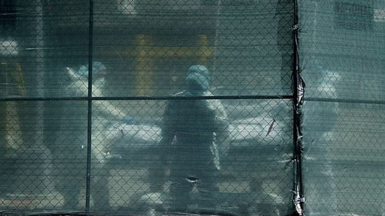 కర్నూల్లో డెడ్బాడీల తారుమారు: కరోనా పాజిటివ్కి బదులుగా మరో మృతదేహం అప్పగింత కర్నూల్లో డెడ్బాడీల తారుమారు: కరోనా పాజిటివ్కి బదులుగా మరో మృతదేహం అప్పగింత