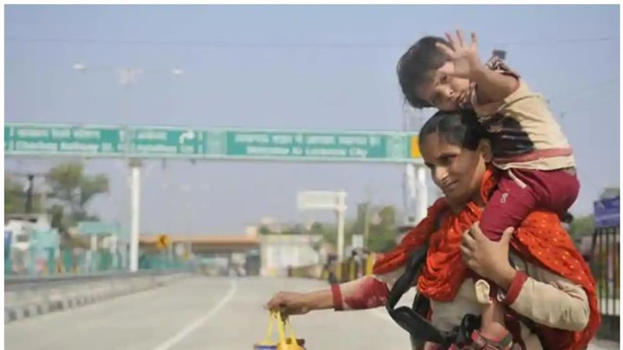 കൊറോണ ബാധയെ ഭയം; മകളെയും തോളിലെടുത്ത് 900 കിലോമീറ്റർ ദൂരം വീട്ടിലേക്ക് നടക്കുന്ന അമ്മ