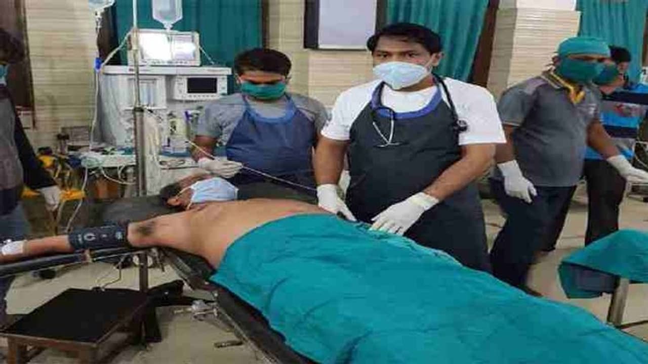 लॉकडाउन में JDU विधायक के देवर और एक पत्रकार को घर में घुसकर मारी गोली, लोगों में दहशत लॉकडाउन में JDU विधायक के देवर और एक पत्रकार को घर में घुसकर मारी गोली, लोगों में दहशत