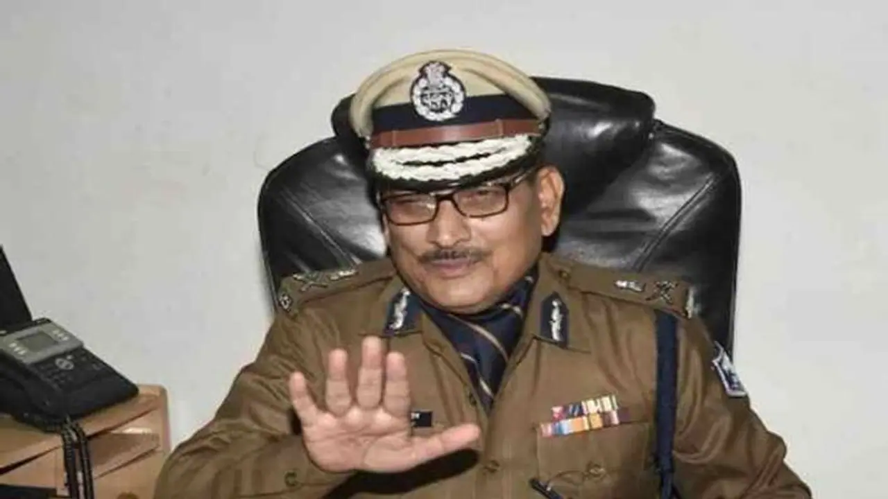 DGP के नाम पर चला रहा था फर्जी ट्विटर अकाउंट, पकड़ में आया शातिर तो सामने आई ये कहानी DGP के नाम पर चला रहा था फर्जी ट्विटर अकाउंट, पकड़ में आया शातिर तो सामने आई ये कहानी