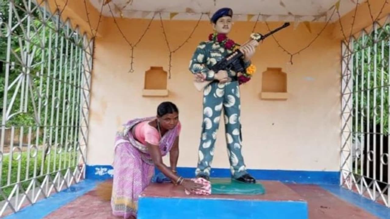 मां की ममता का अद्भुत नजारा: शहीद बेटे की याद में बनाया स्मारक, उसे जीवित समझ सुबह शाम करती है दुलार मां की ममता का अद्भुत नजारा: शहीद बेटे की याद में बनाया स्मारक, उसे जीवित समझ सुबह शाम करती है दुलार