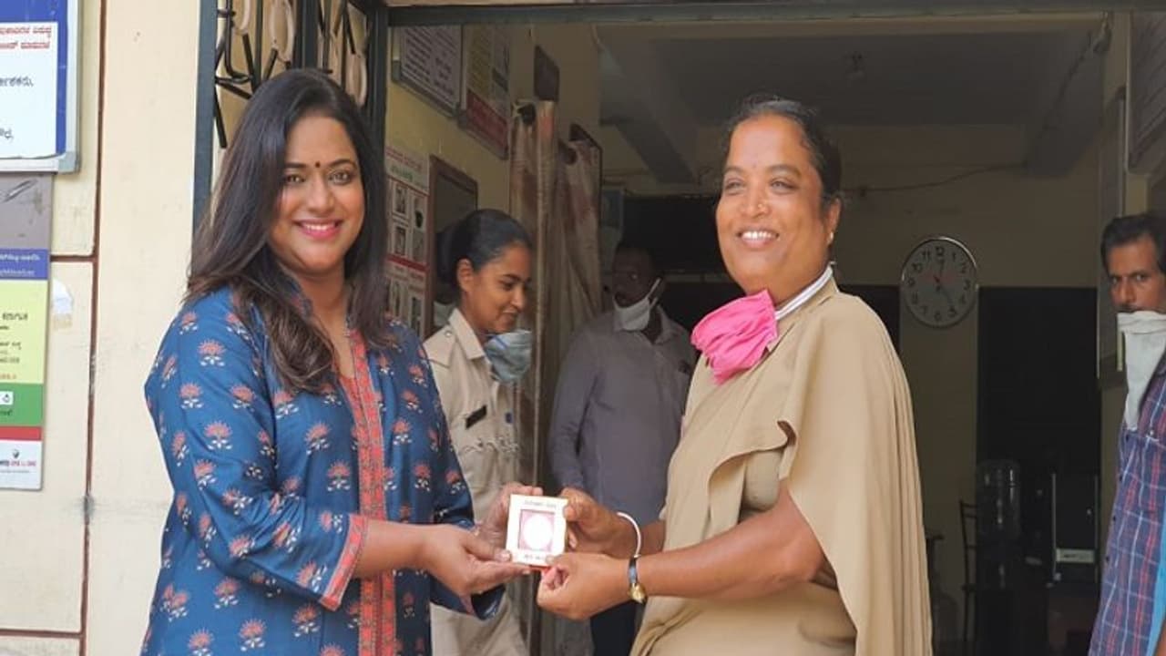 ಕೊರೋನಾ ವಾರಿಯರ್ಸ್ಗೆ ಶ್ರುತಿ ನಾಯ್ಡು ವಿಭಿನ್ನ ಸೆಲ್ಯೂಟ್, ಗುಡ್ ವರ್ಕ್ ಮ್ಯಾಡಮ್ ಕೊರೋನಾ ವಾರಿಯರ್ಸ್ಗೆ ಶ್ರುತಿ ನಾಯ್ಡು ವಿಭಿನ್ನ ಸೆಲ್ಯೂಟ್, ಗುಡ್ ವರ್ಕ್ ಮ್ಯಾಡಮ್