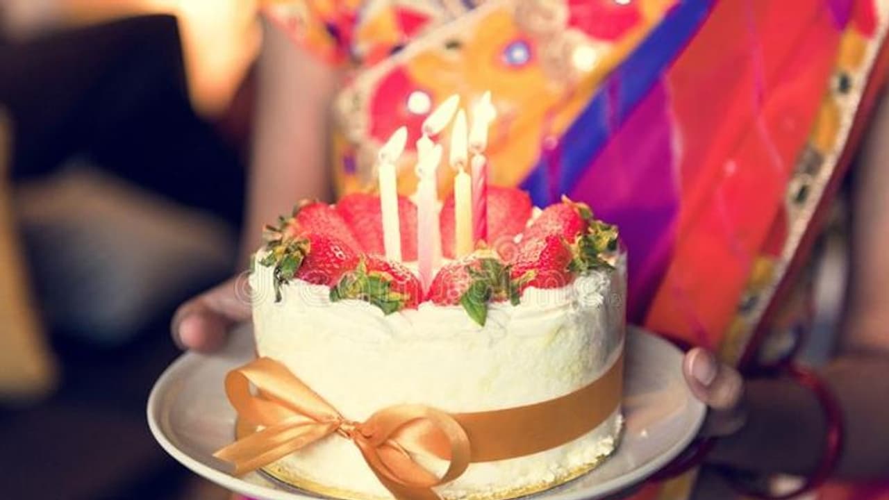 दोस्त के बर्थडे पर दी पार्टी, गिफ्ट में 45 लोगों को दिया कोरोना वायरस; पूरे शहर में मचा हड़कंप दोस्त के बर्थडे पर दी पार्टी, गिफ्ट में 45 लोगों को दिया कोरोना वायरस; पूरे शहर में मचा हड़कंप