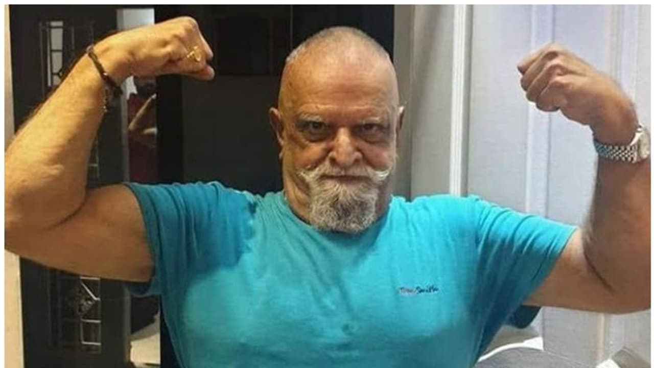 മസില് പെരിപ്പിച്ച് മീശപിരിച്ച് ഭാവഗായകൻ