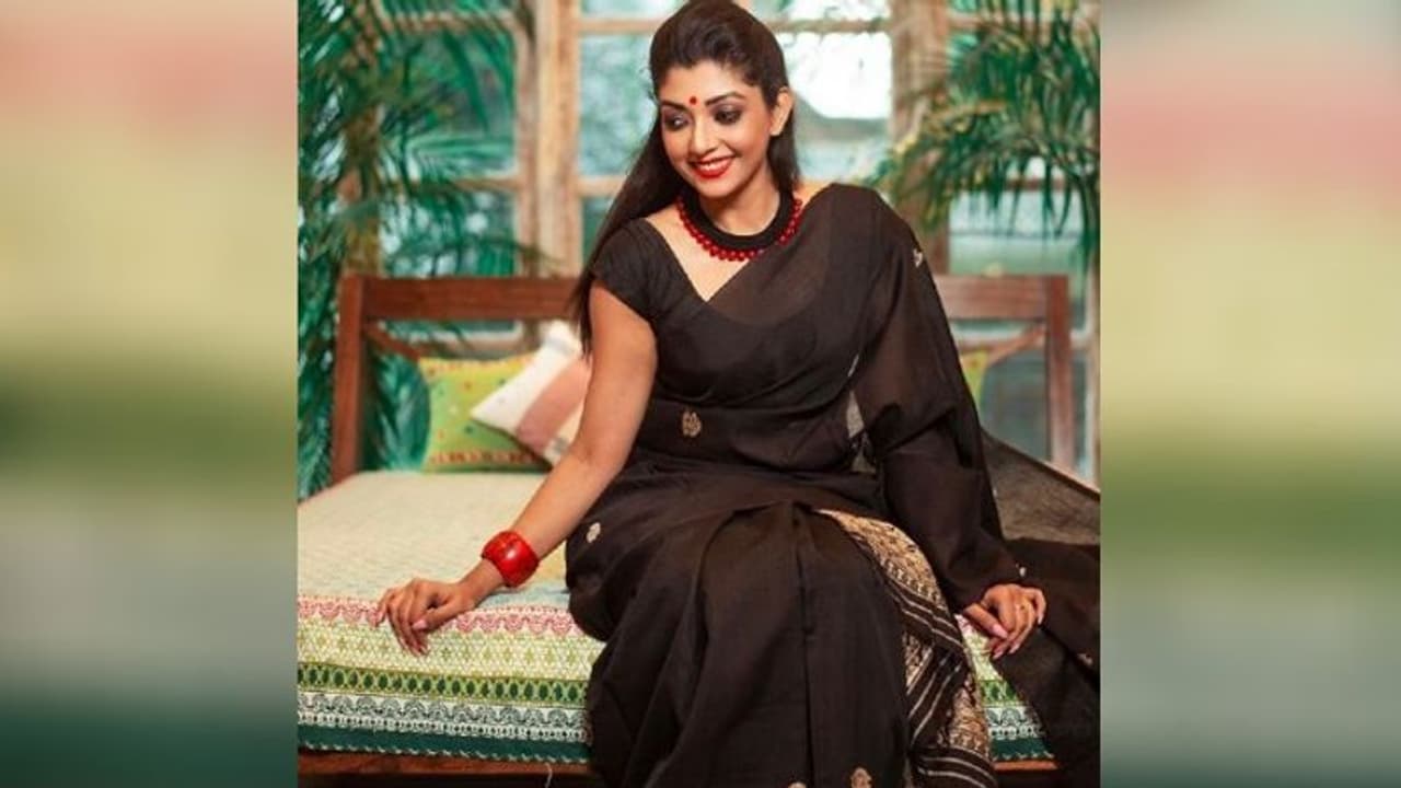 ম্যারিটাল স্টেটাস সিঙ্গেল, তাহলে মাতৃদিবসে কে শুভেচ্ছা জানালো দেবলীনাকে