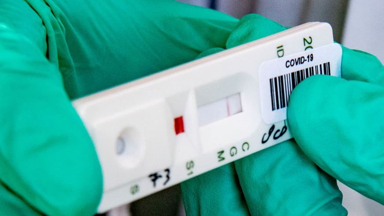 ఏపీలో కరోనా విజృంభణ: 2 వేలు దాటిన పాజిటివ్ కేసులు, 45 మంది మృతి ఏపీలో కరోనా విజృంభణ: 2 వేలు దాటిన పాజిటివ్ కేసులు, 45 మంది మృతి