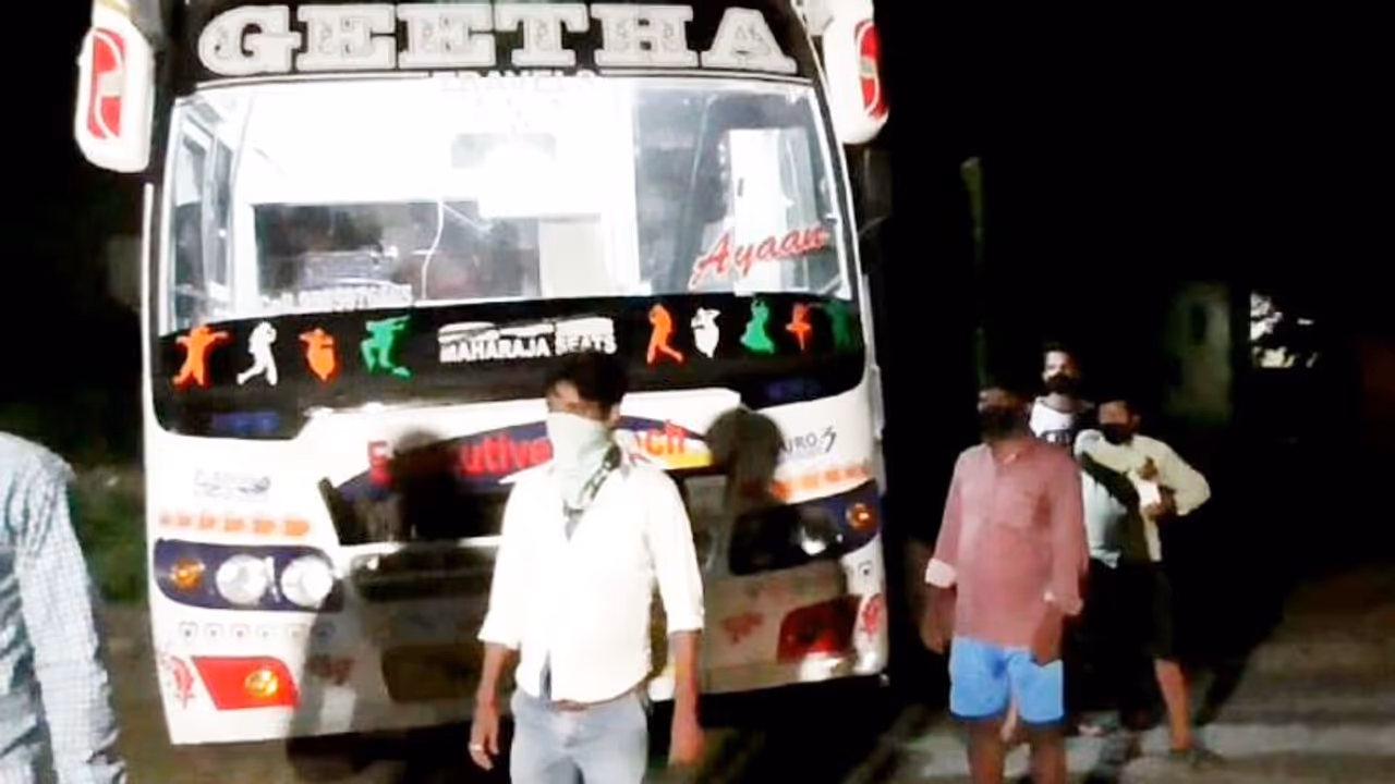 আড়াই লাখ টাকা দিয়ে বাস ভাড়া,তেলেঙ্গানা থেকে বাঁকুড়ায় ফিরল ৬৪ পরিযায়ী শ্রমিক