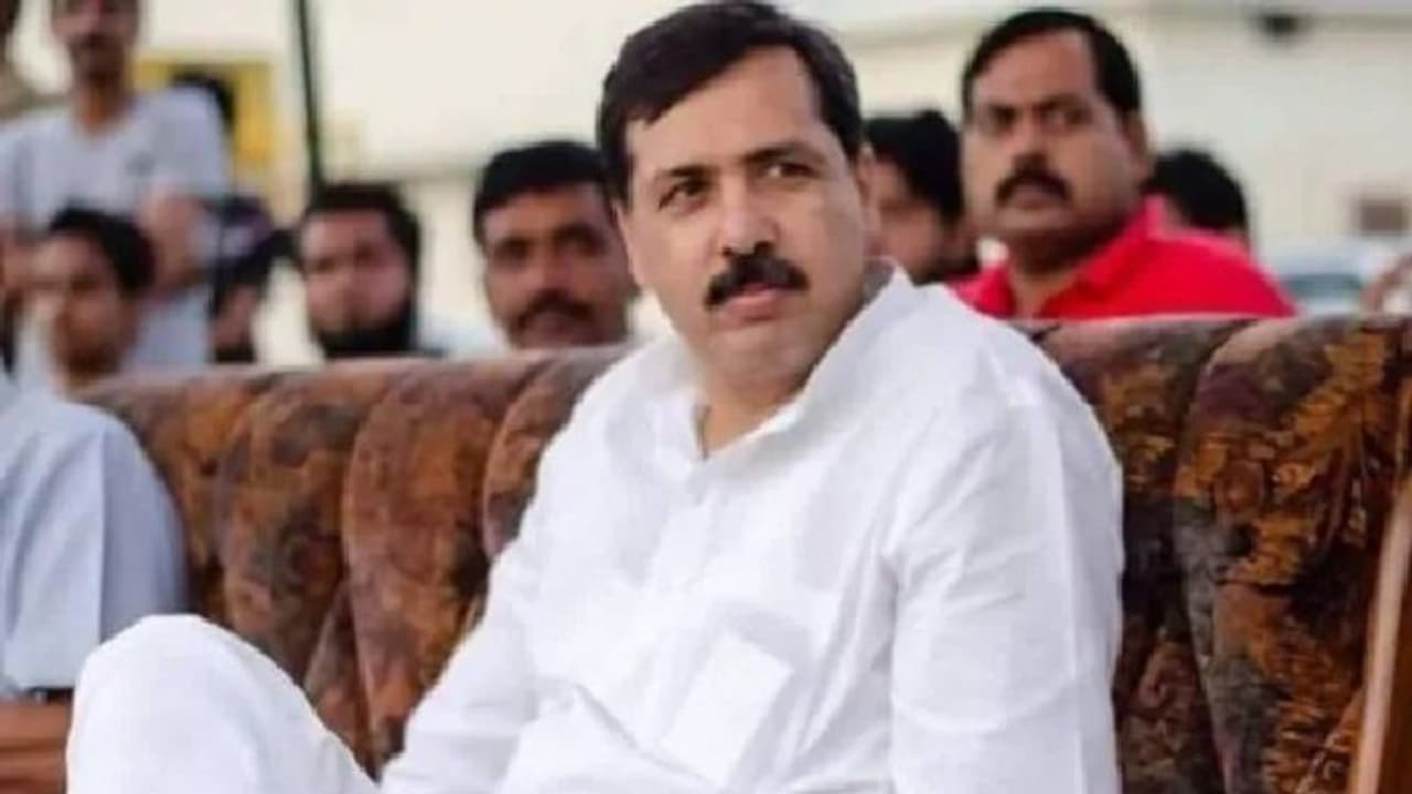 यूपी चुनाव: समाजवादी पार्टी ने धनंजय सिंह के प्रचार की तस्वीरें जारी कर उठाए कानून व्यवस्था पर सवाल यूपी चुनाव: समाजवादी पार्टी ने धनंजय सिंह के प्रचार की तस्वीरें जारी कर उठाए कानून व्यवस्था पर सवाल