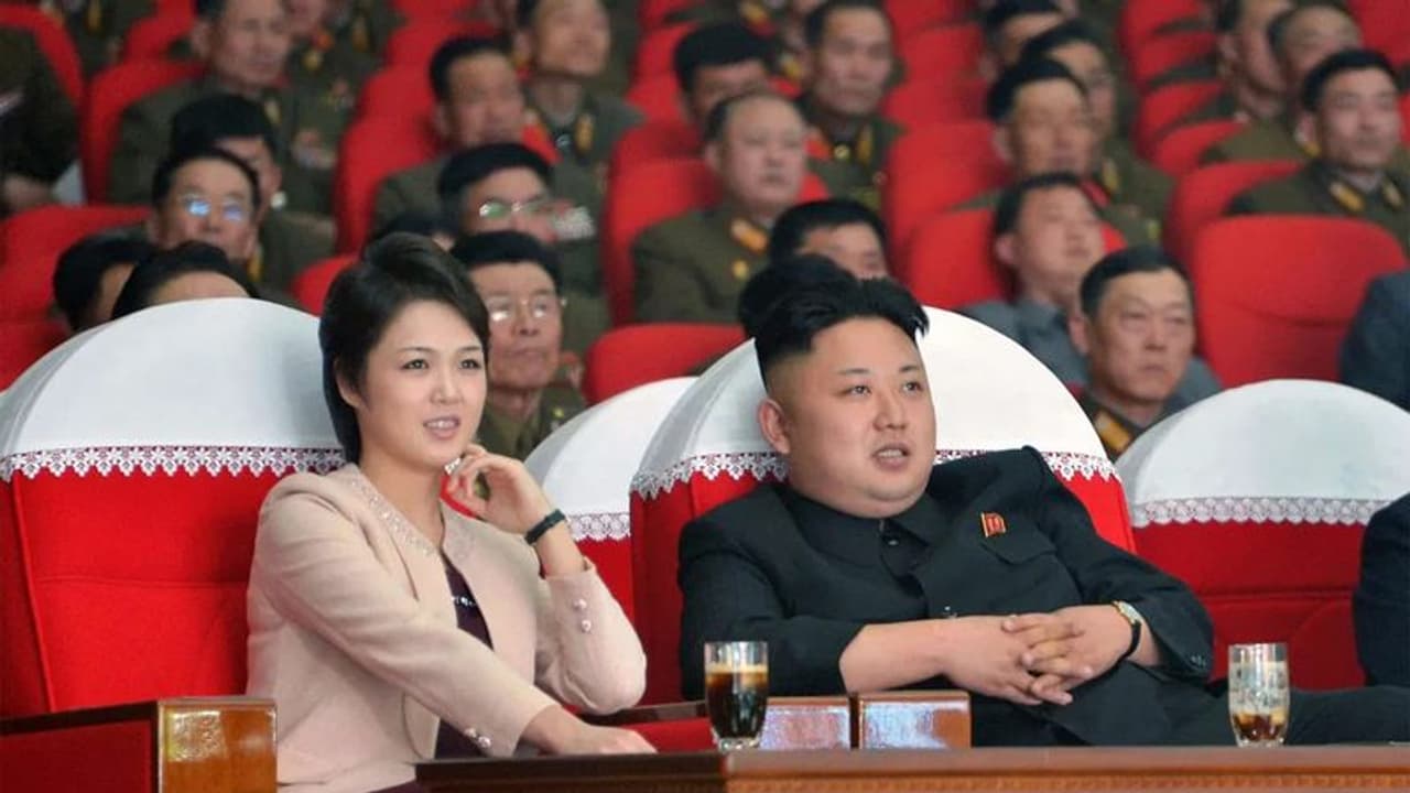 அதிரவைக்கும் வடகொரிய அதிபரின் அந்தரங்கம்...!! ஆட்சியைக் கைப்பற்ற காத்திருக்கும் அழகிய சிங்கப் பெண்கள்..!! அதிரவைக்கும் வடகொரிய அதிபரின் அந்தரங்கம்...!! ஆட்சியைக் கைப்பற்ற காத்திருக்கும் அழகிய சிங்கப் பெண்கள்..!!