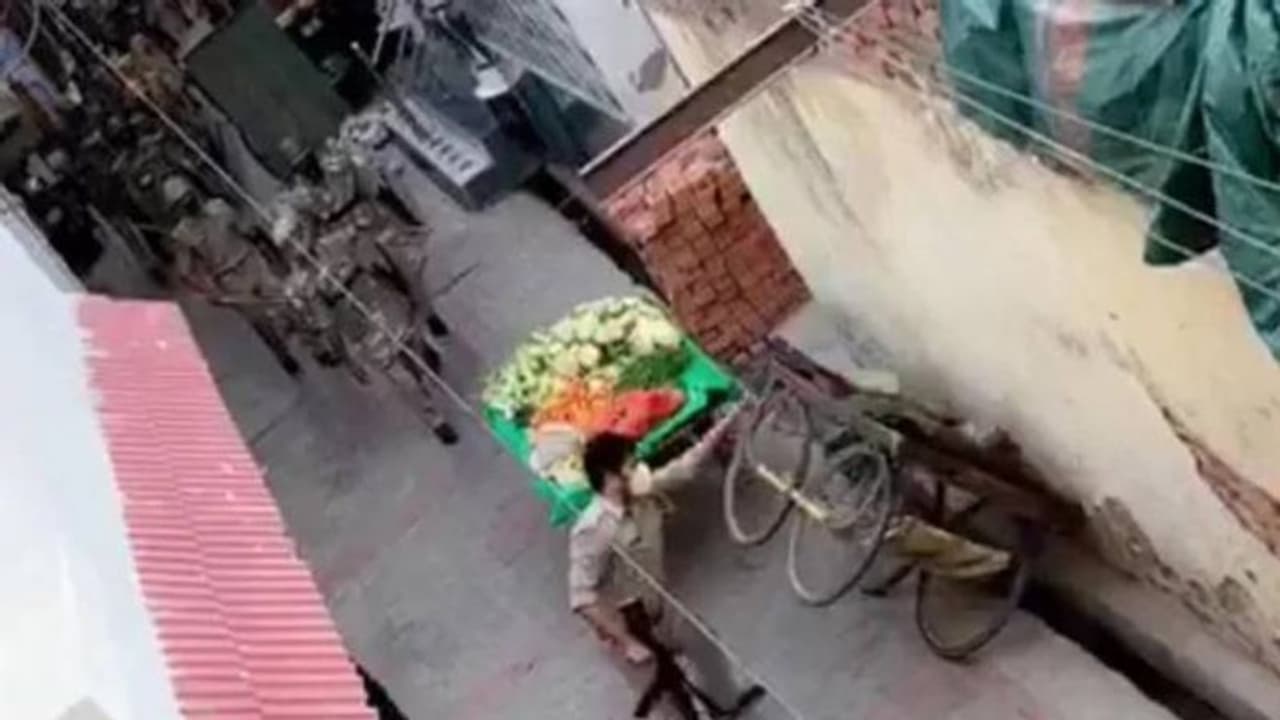 കൊവിഡ് ഹോട്ട്സ്പോട്ടില് പച്ചക്കറി നിറച്ച ഉന്തുവണ്ടികള് മറിച്ചിട്ട് യുപി പൊലീസ്; അന്വേഷണത്തിന് ഉത്തരവ് കൊവിഡ് ഹോട്ട്സ്പോട്ടില് പച്ചക്കറി നിറച്ച ഉന്തുവണ്ടികള് മറിച്ചിട്ട് യുപി പൊലീസ്; അന്വേഷണത്തിന് ഉത്തരവ്