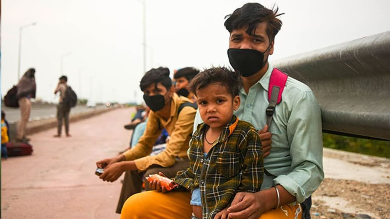 ಊರಿಗೆ ಕಳಿಸ್ತೀವಂತ ಹಣ ಕೀಳ್ತಿದ್ದಾರೆ ಮಧ್ಯವರ್ತಿಗಳು: ಮೋಸದ ಜಾಲ ಊರಿಗೆ ಕಳಿಸ್ತೀವಂತ ಹಣ ಕೀಳ್ತಿದ್ದಾರೆ ಮಧ್ಯವರ್ತಿಗಳು: ಮೋಸದ ಜಾಲ
