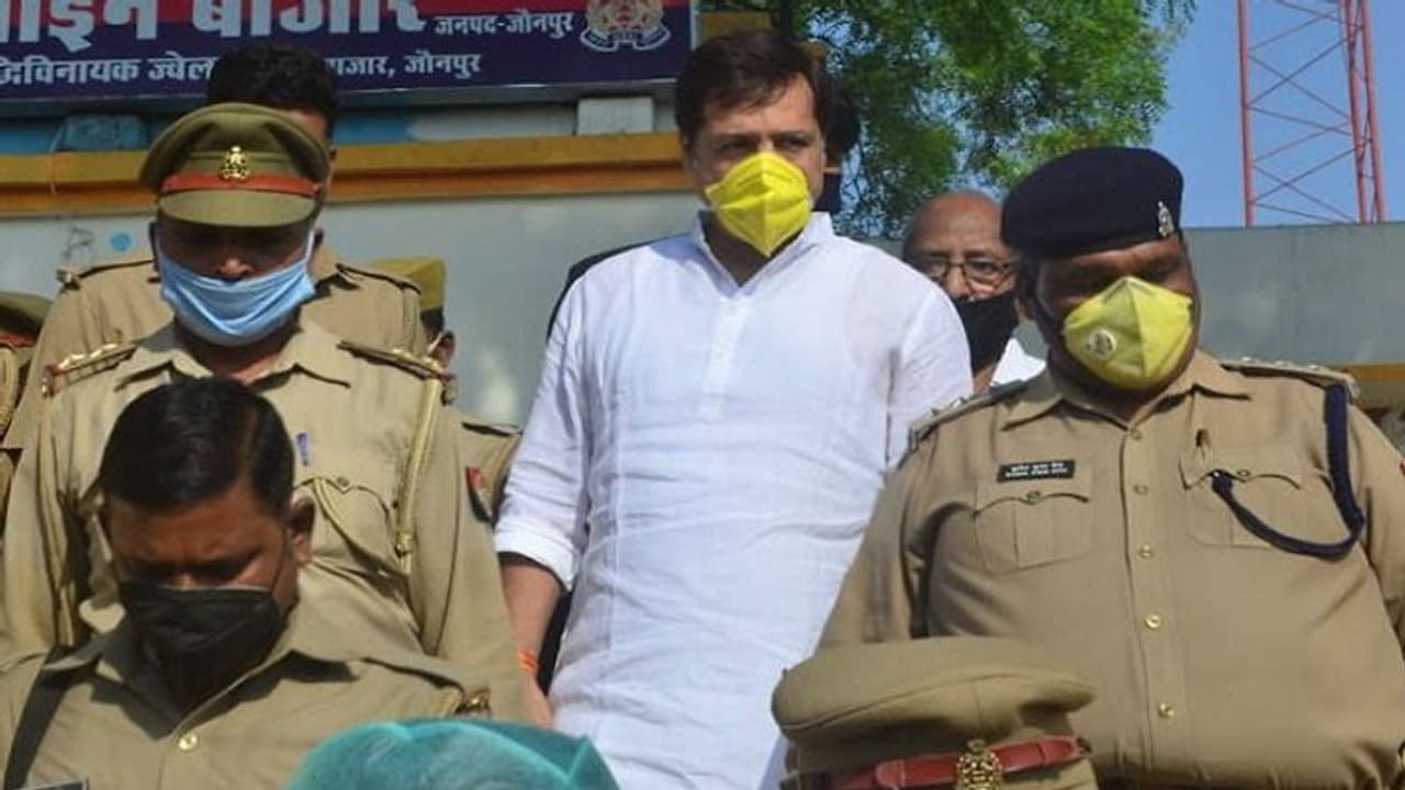 पूर्व सांसद धनंजय सिंह भेजे गए जेल, जौनपुर से हुए थे सोते समय गिरफ्तार,लगे हैं ये गंभीर आरोप पूर्व सांसद धनंजय सिंह भेजे गए जेल, जौनपुर से हुए थे सोते समय गिरफ्तार,लगे हैं ये गंभीर आरोप