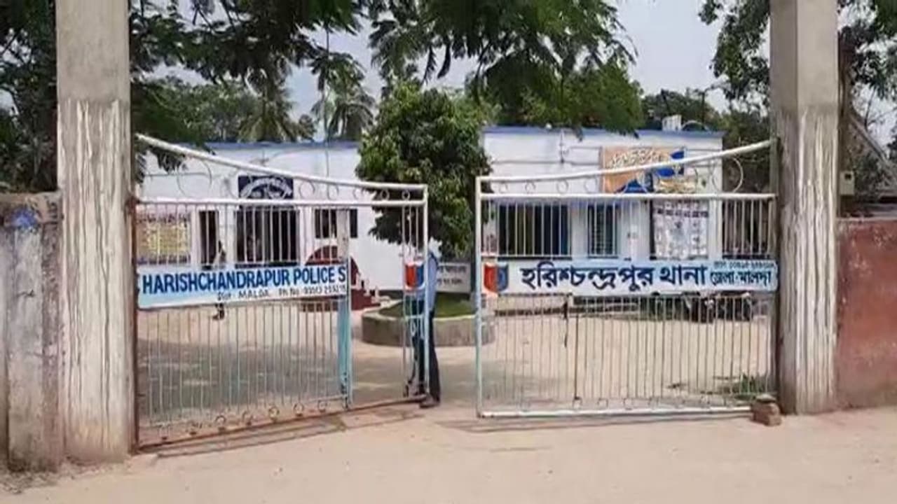 রণক্ষেত্র হরিশ্চন্দ্রপুরের চণ্ডীপুর, মন্দিরে ভাঙচুর, রাজ্যপালের টুইটে চড়ল উত্তেজনার পারদ রণক্ষেত্র হরিশ্চন্দ্রপুরের চণ্ডীপুর, মন্দিরে ভাঙচুর, রাজ্যপালের টুইটে চড়ল উত্তেজনার পারদ