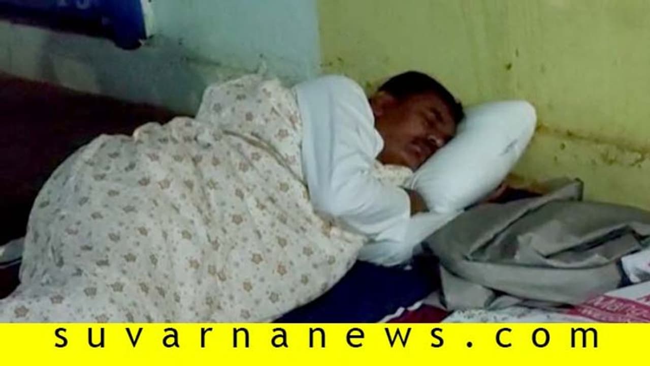 ಕಾರ್ಮಿಕರನ್ನ ಕರೆತರಲು ಗೋವಾಗೆ ಹೋದ ಶಾಸಕ: ರಸ್ತೆ ಬದಿ ಖಾಲಿ ಜಾಗದಲ್ಲಿ ನಿದ್ರಿಸಿದ ನಡಹಳ್ಳಿ..! ಕಾರ್ಮಿಕರನ್ನ ಕರೆತರಲು ಗೋವಾಗೆ ಹೋದ ಶಾಸಕ: ರಸ್ತೆ ಬದಿ ಖಾಲಿ ಜಾಗದಲ್ಲಿ ನಿದ್ರಿಸಿದ ನಡಹಳ್ಳಿ..!