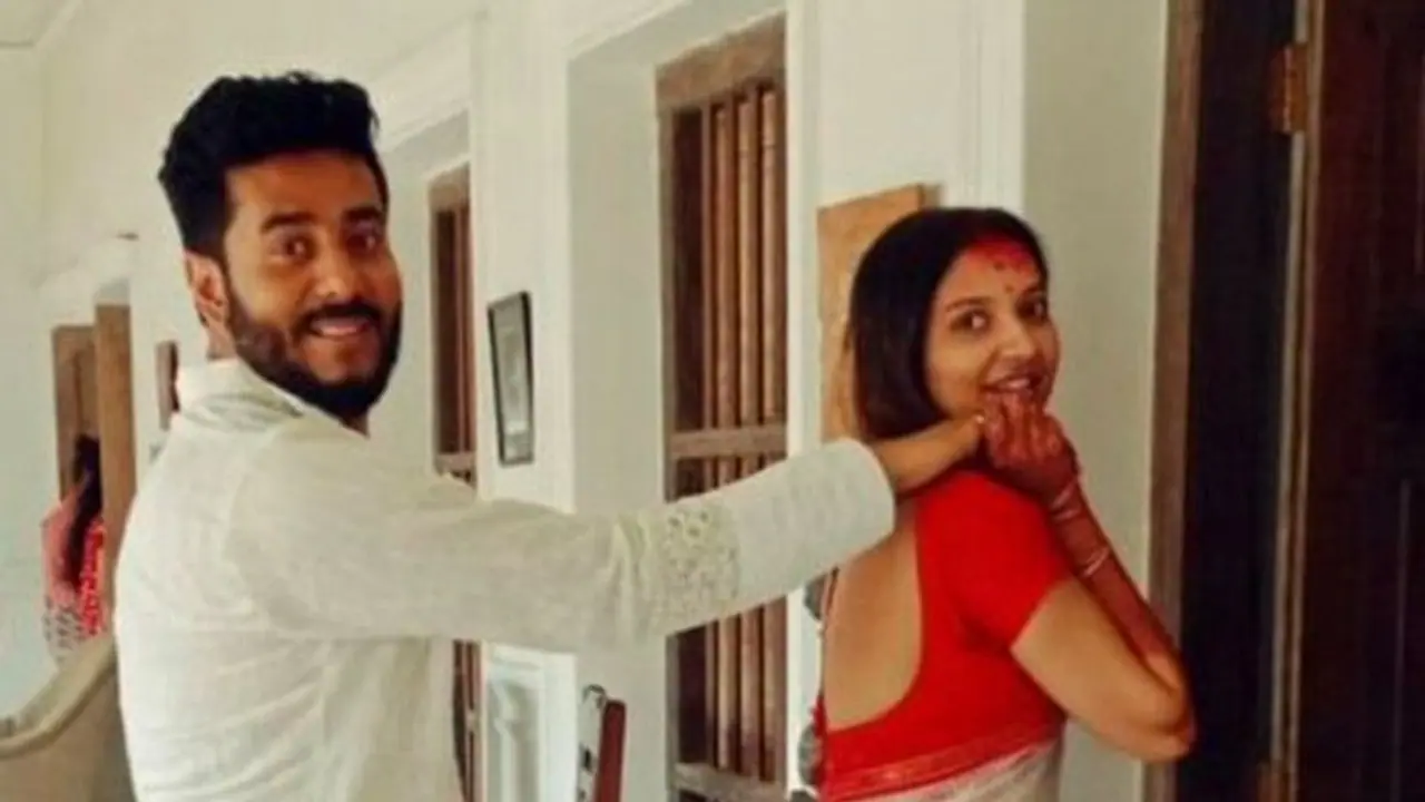 কুড়ি ফোটা লাল গোলাপেই ফুটে উঠেছে প্রেমের গভীরতা , উজার ভালবাসা 'মাই লাভ' কে কুড়ি ফোটা লাল গোলাপেই ফুটে উঠেছে প্রেমের গভীরতা , উজার ভালবাসা 'মাই লাভ' কে