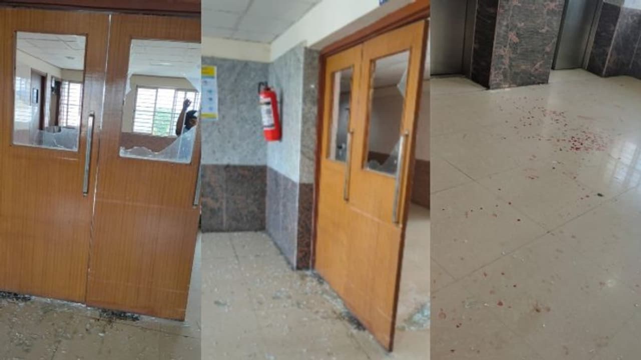 'চিকিৎসায় গাফিলতি'তে মা ও শিশুর মৃত্যু, হাসপাতালে ভাঙচুর পরিজনদের 'চিকিৎসায় গাফিলতি'তে মা ও শিশুর মৃত্যু, হাসপাতালে ভাঙচুর পরিজনদের