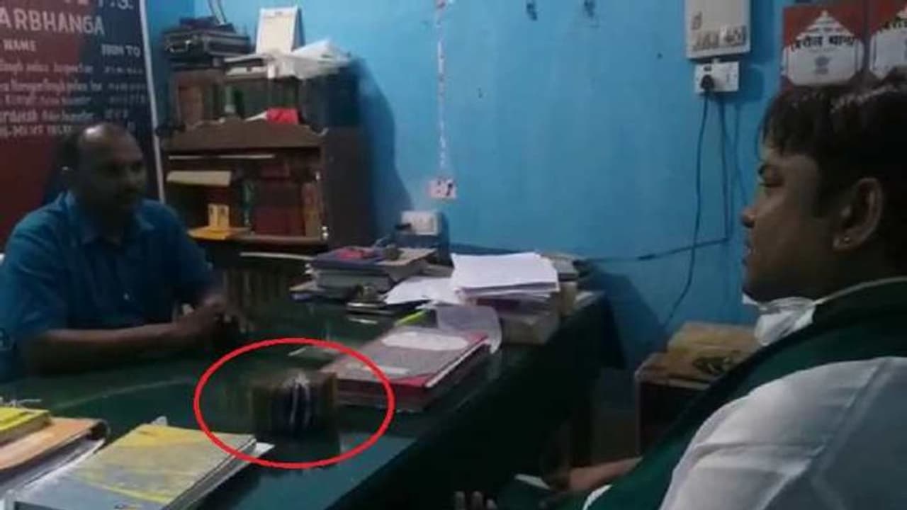 बिहार के पुलिस स्टेशन में फिल्मी सीन, नेताजी ने थानेदार की टेबल पर नोटों का बंडल रखा और कहा... बिहार के पुलिस स्टेशन में फिल्मी सीन, नेताजी ने थानेदार की टेबल पर नोटों का बंडल रखा और कहा...