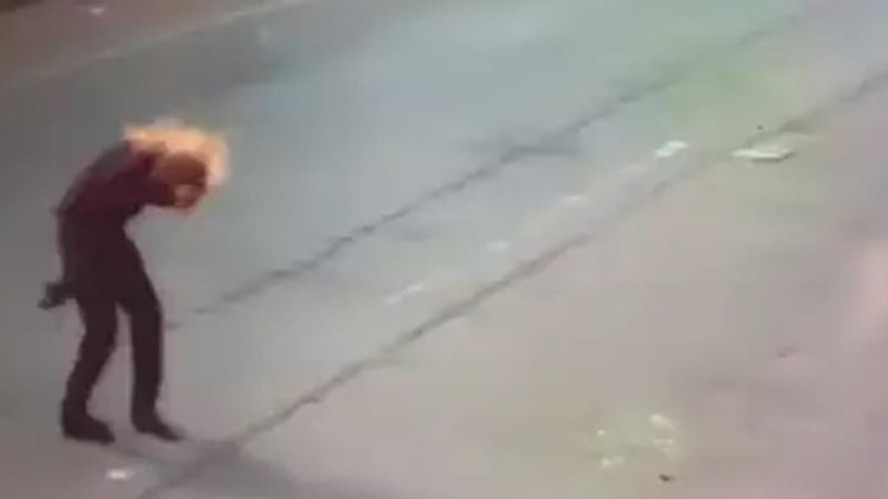 लॉकडाउन ने छीनी नौकरी...खाने के पड़ गए लाले, दुखी होकर युवक ने खुद को लगा ली आग लॉकडाउन ने छीनी नौकरी...खाने के पड़ गए लाले, दुखी होकर युवक ने खुद को लगा ली आग