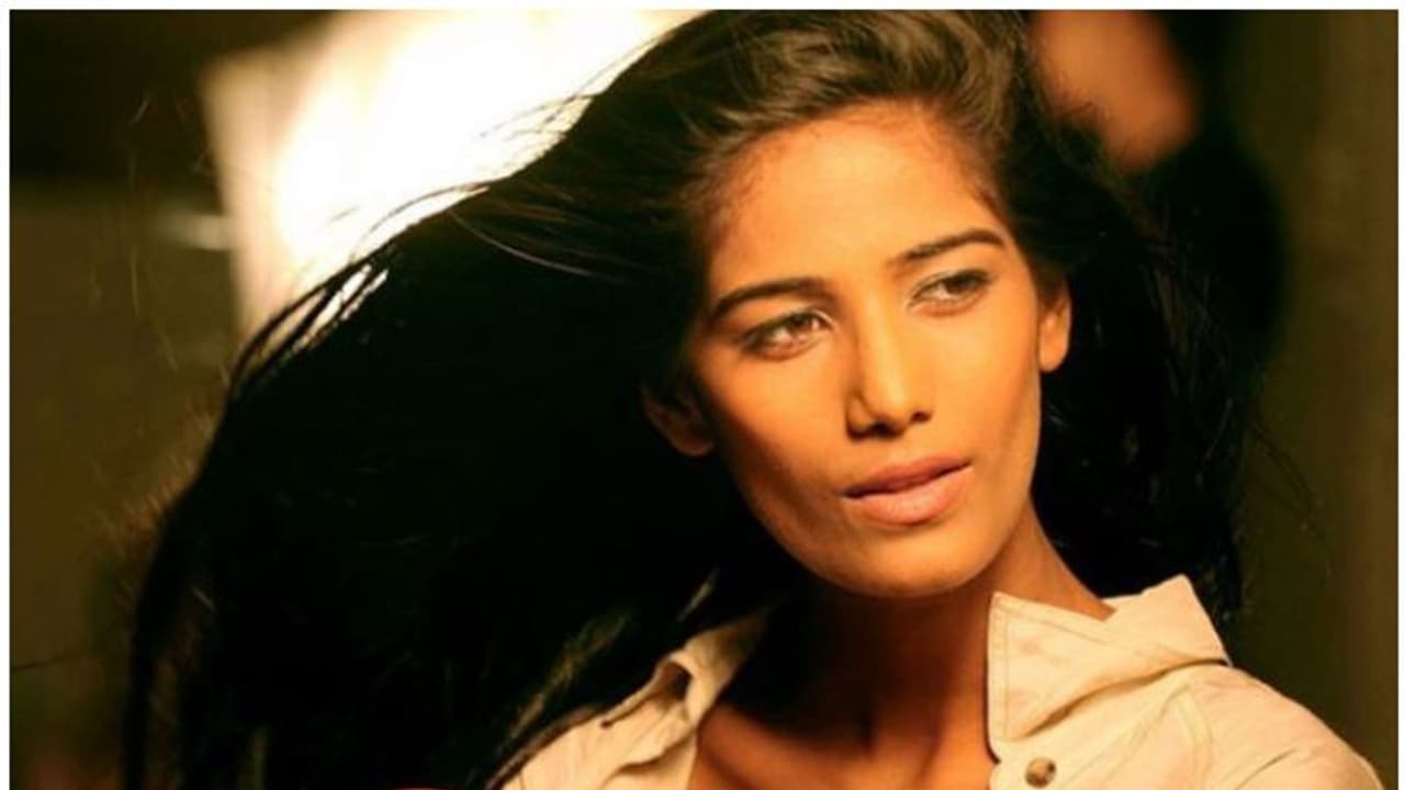 കാറില് കറങ്ങി; നടി പൂനം പാണ്ഡെയ്ക്ക് എതിരെ കേസ് കാറില് കറങ്ങി; നടി പൂനം പാണ്ഡെയ്ക്ക് എതിരെ കേസ്