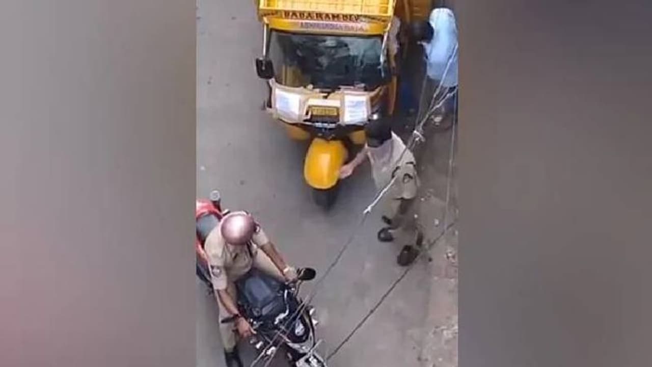 ഓട്ടോക്കാരനില്‍നിന്ന് കൈക്കൂലി വാങ്ങുന്നത് ക്യാമറയില്‍ കുടുങ്ങി, ഹൈദരാബാദില്‍ 2 പൊലീസുകാര്‍ക്ക് സസ്പെന്‍ഷന്‍