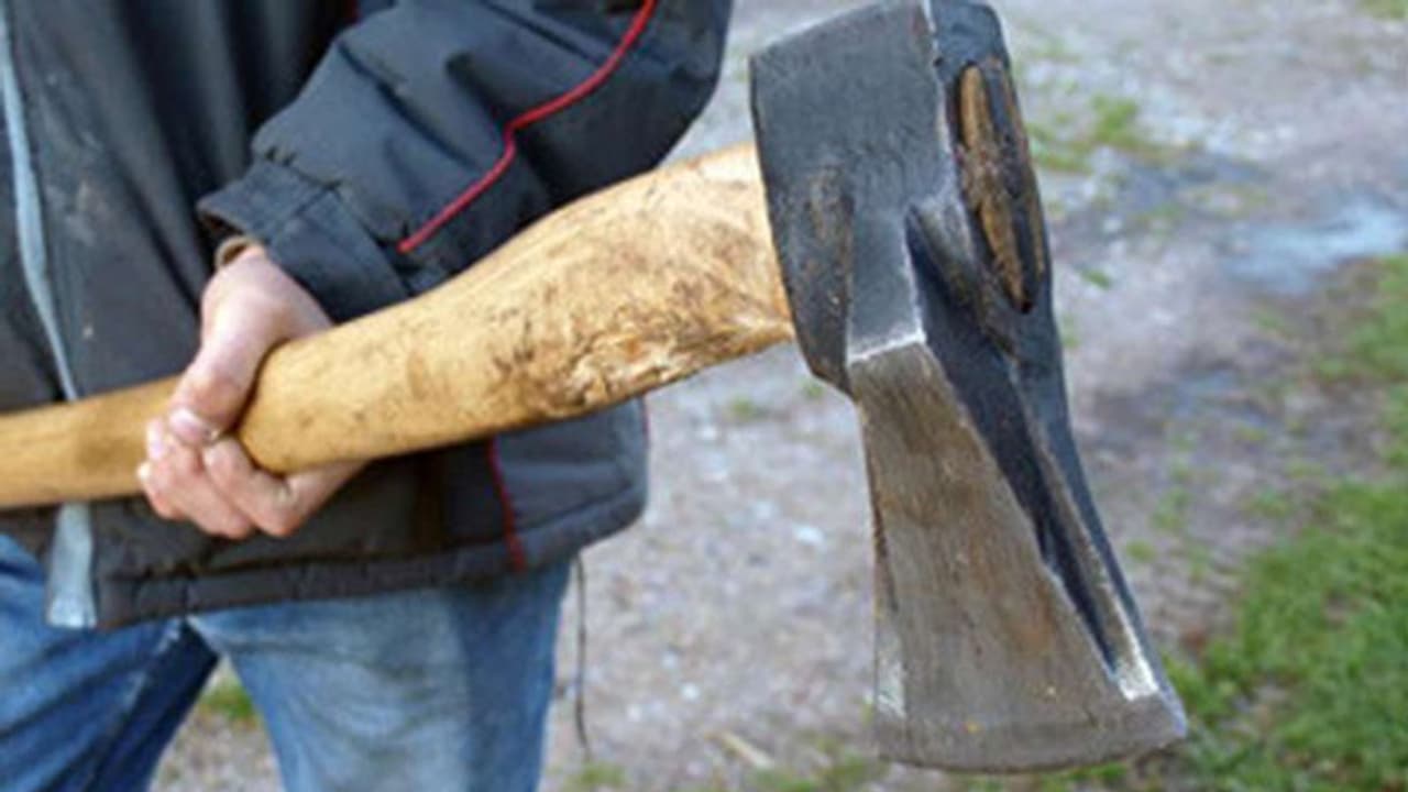 थाने में खून से लथपथ कुल्हाड़ी लेकर पहुंचा पति, बोला साहब बीवी लड़कों से करती थी बात इसलिए काट डाला थाने में खून से लथपथ कुल्हाड़ी लेकर पहुंचा पति, बोला साहब बीवी लड़कों से करती थी बात इसलिए काट डाला