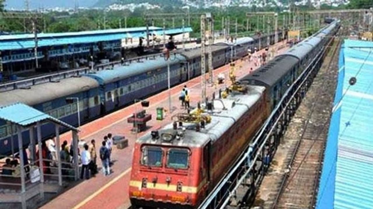 ട്രെയിൻ ടിക്കറ്റ് ട്രാൻസ്ഫർ ചെയ്യാം; യാത്രക്കാർക്ക് ആശ്വസിക്കാം, ഇനി പണം നഷ്ടമാകില്ല