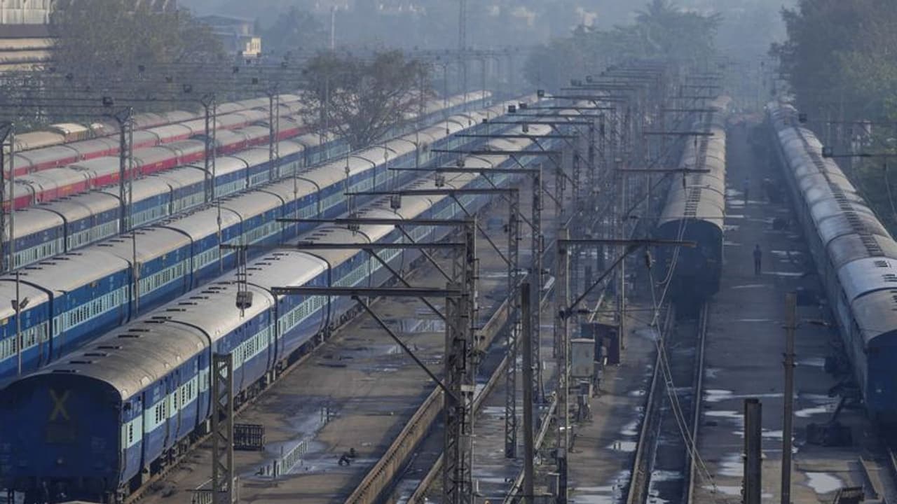 58 ലക്ഷം അതിഥി തൊഴിലാളികളെ നാട്ടിലെത്തിച്ചെന്ന് റെയില്വേ 58 ലക്ഷം അതിഥി തൊഴിലാളികളെ നാട്ടിലെത്തിച്ചെന്ന് റെയില്വേ