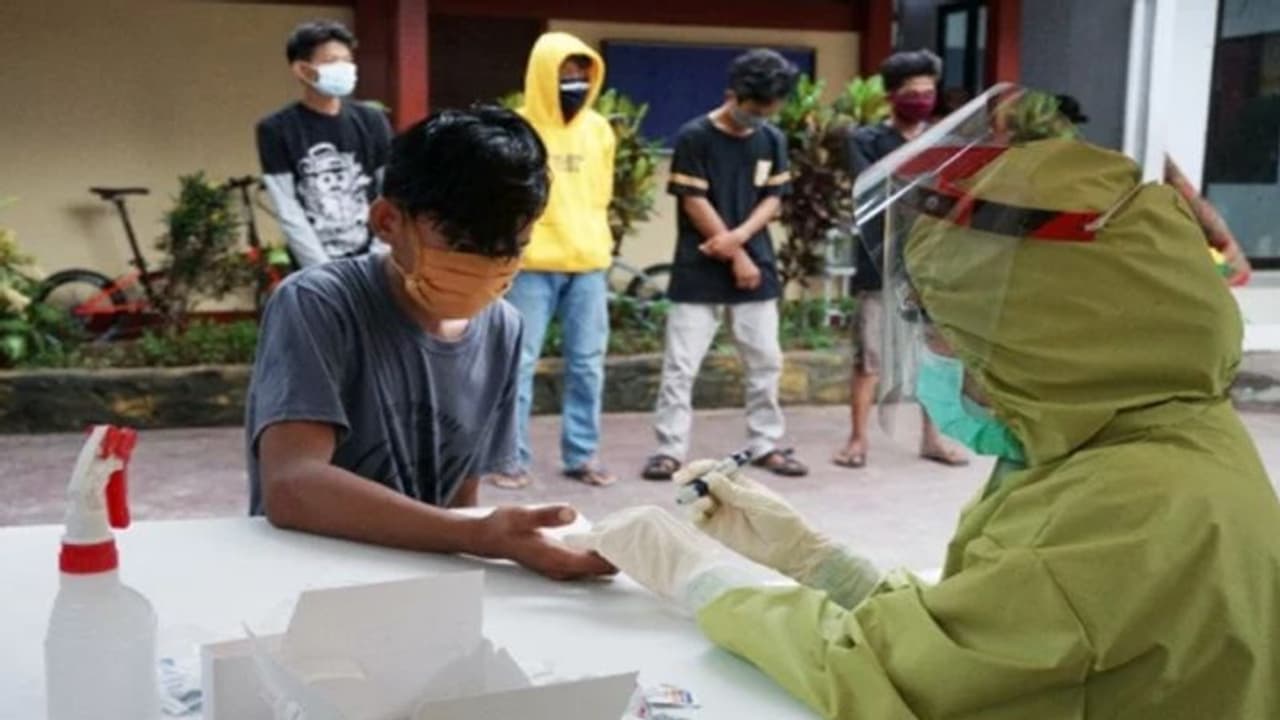 కరోనా వార్డుల్లో దొంగల హల్ చల్.. ఒకే రోజు నాలుగు ఫోన్ల చోరీ.. !