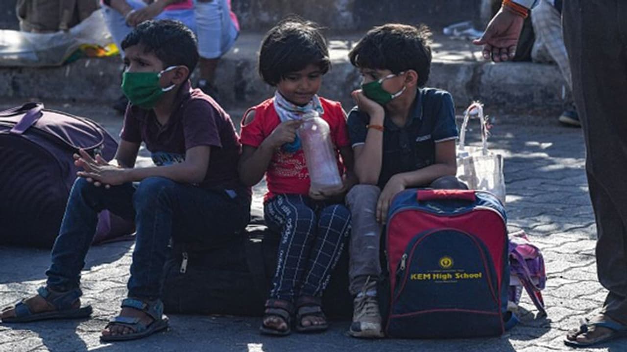 देश में कोरोनाः 67700 संक्रमित, रिकवरी रेट बढ़कर 31.15% हुआ; 468 ट्रेनों से 5 लाख मजदूर घर भेजे गए देश में कोरोनाः 67700 संक्रमित, रिकवरी रेट बढ़कर 31.15% हुआ; 468 ट्रेनों से 5 लाख मजदूर घर भेजे गए