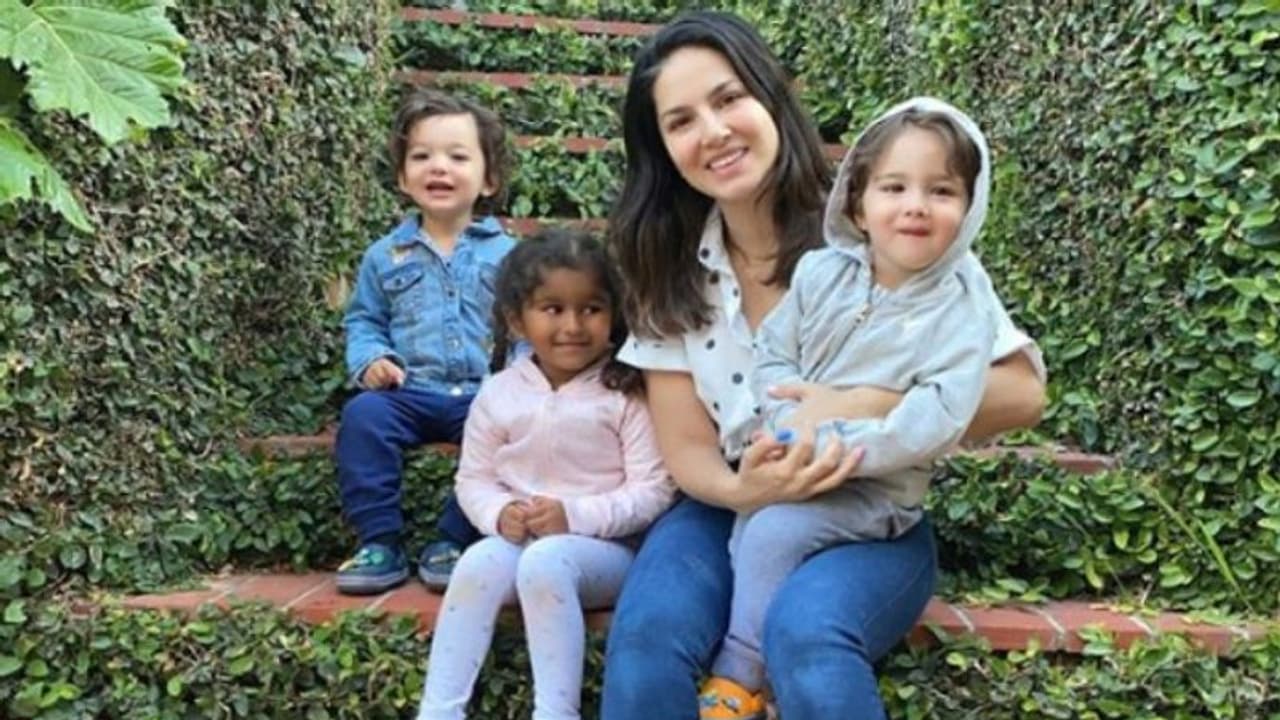 പ്രസവിക്കാതെ മൂന്ന് കുഞ്ഞുങ്ങളുടെ അമ്മയായി; വൈകിയെങ്കിലും ആശംസകളുമായി സണ്ണി ലിയോണ് പ്രസവിക്കാതെ മൂന്ന് കുഞ്ഞുങ്ങളുടെ അമ്മയായി; വൈകിയെങ്കിലും ആശംസകളുമായി സണ്ണി ലിയോണ്