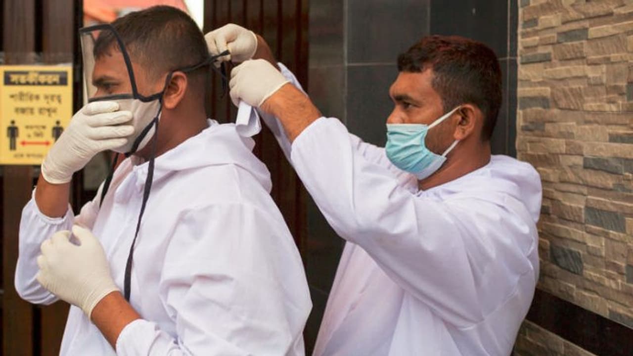 পেট্রল দিয়ে পুড়িয়ে মারার হুমকি দিলেন প্রতিবেশীরা, উদ্বেগে কোভিড আক্রান্ত করোনা যোদ্ধা