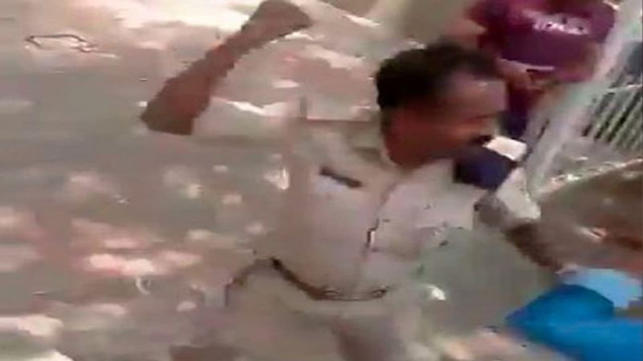 ವಲಸೆ ಕಾರ್ಮಿರನ್ನ ಒದೆಯಲು ಹೋಗಿ ಸಸ್ಪೆಂಡ್ ಆದ ಬೆಂಗಳೂರಿನ ASI: ಇದು ಬೇಕಿತ್ತಾ..? ವಲಸೆ ಕಾರ್ಮಿರನ್ನ ಒದೆಯಲು ಹೋಗಿ ಸಸ್ಪೆಂಡ್ ಆದ ಬೆಂಗಳೂರಿನ ASI: ಇದು ಬೇಕಿತ್ತಾ..?