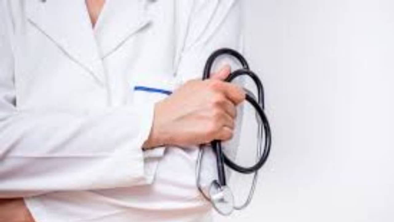 ലേബ‍ർ റൂമിൽ കയറാൻ സമ്മതിച്ചില്ല; ഡോക്ടറുടെ ചെവി കടിച്ച് മുറിച്ച യുവാവ് അറസ്റ്റിൽ