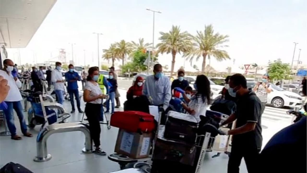 വന്ദേ ഭാരത് അനുമതി ലഭ്യമായവര്ക്കും ടിക്കറ്റില്ല; സൗദിയിലെ ഇന്ത്യന് കോണ്സുലേറ്റിനെതിരെ പരാതികള് വ്യാപകം വന്ദേ ഭാരത് അനുമതി ലഭ്യമായവര്ക്കും ടിക്കറ്റില്ല; സൗദിയിലെ ഇന്ത്യന് കോണ്സുലേറ്റിനെതിരെ പരാതികള് വ്യാപകം