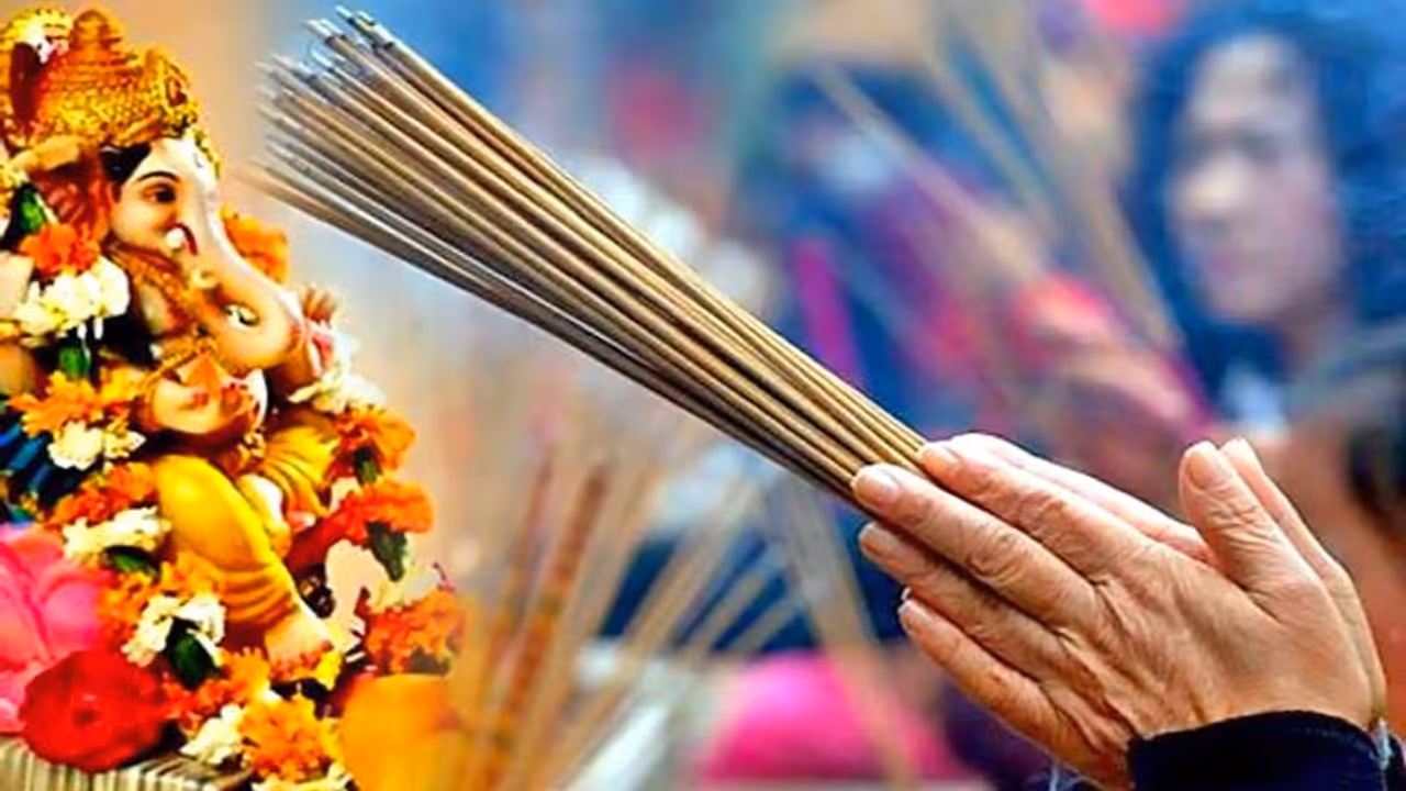 পুজো করার সময় এই বিশেষ জিনিসটি অর্পন করুন, দূর করতে হবে সকল আর্থিক জটিলতা