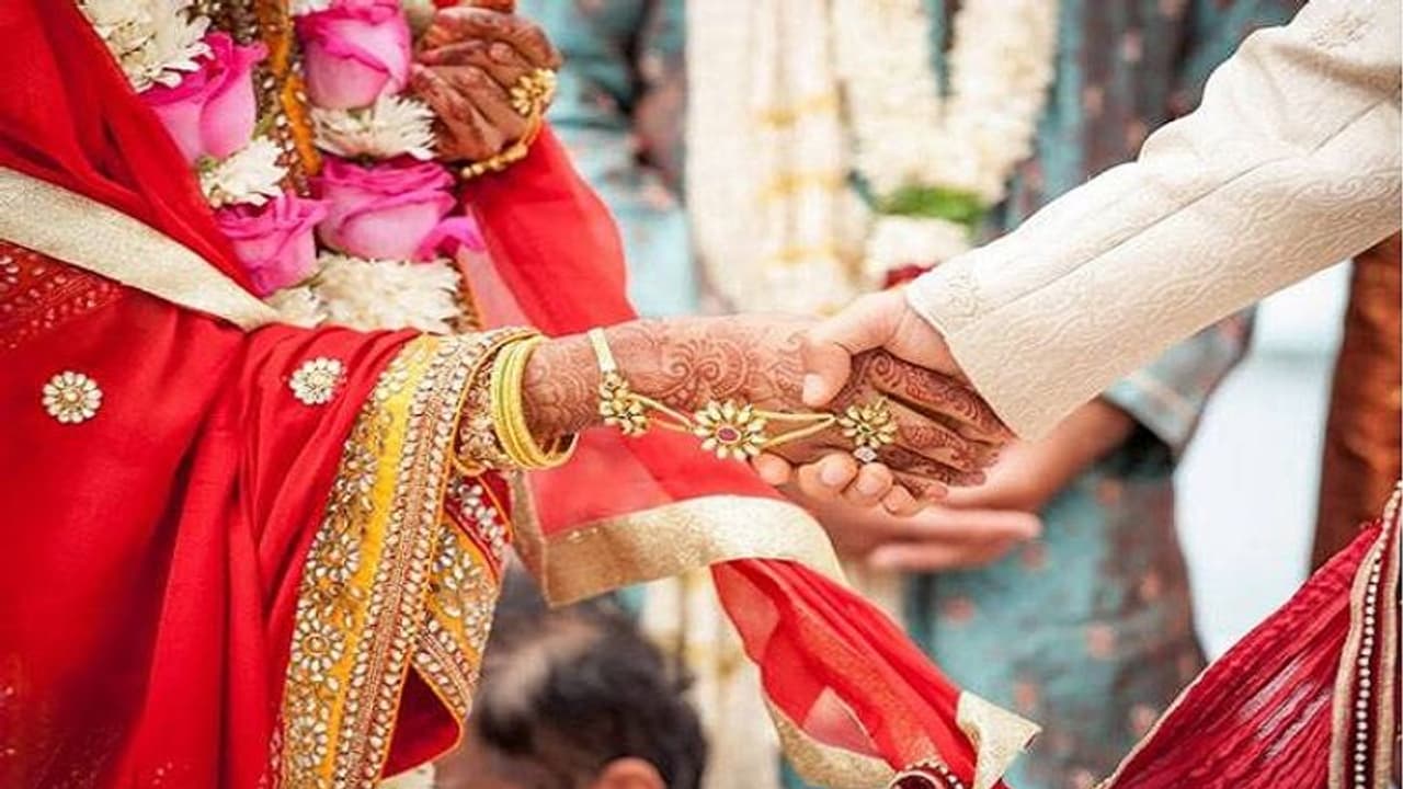 नई नवेली दुल्हन के नाराज होने पर अब पति मांग रहा 16 लाख रु., पत्नी के घर के बाहर लगाया बैनर और लाउडस्पीकर नई नवेली दुल्हन के नाराज होने पर अब पति मांग रहा 16 लाख रु., पत्नी के घर के बाहर लगाया बैनर और लाउडस्पीकर