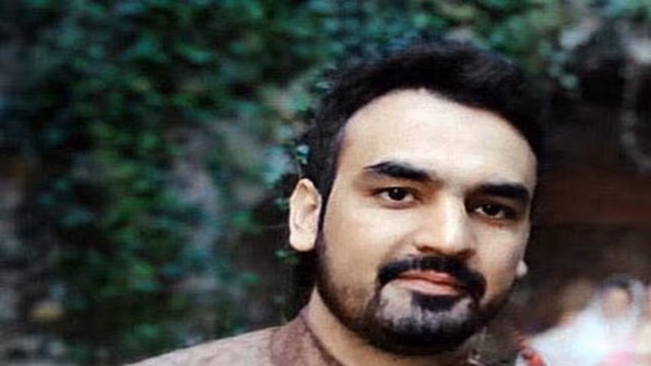 AIIMS doctor risks life, removes protective gear to save COVID 19 patient AIIMS doctor risks life, removes protective gear to save COVID 19 patient