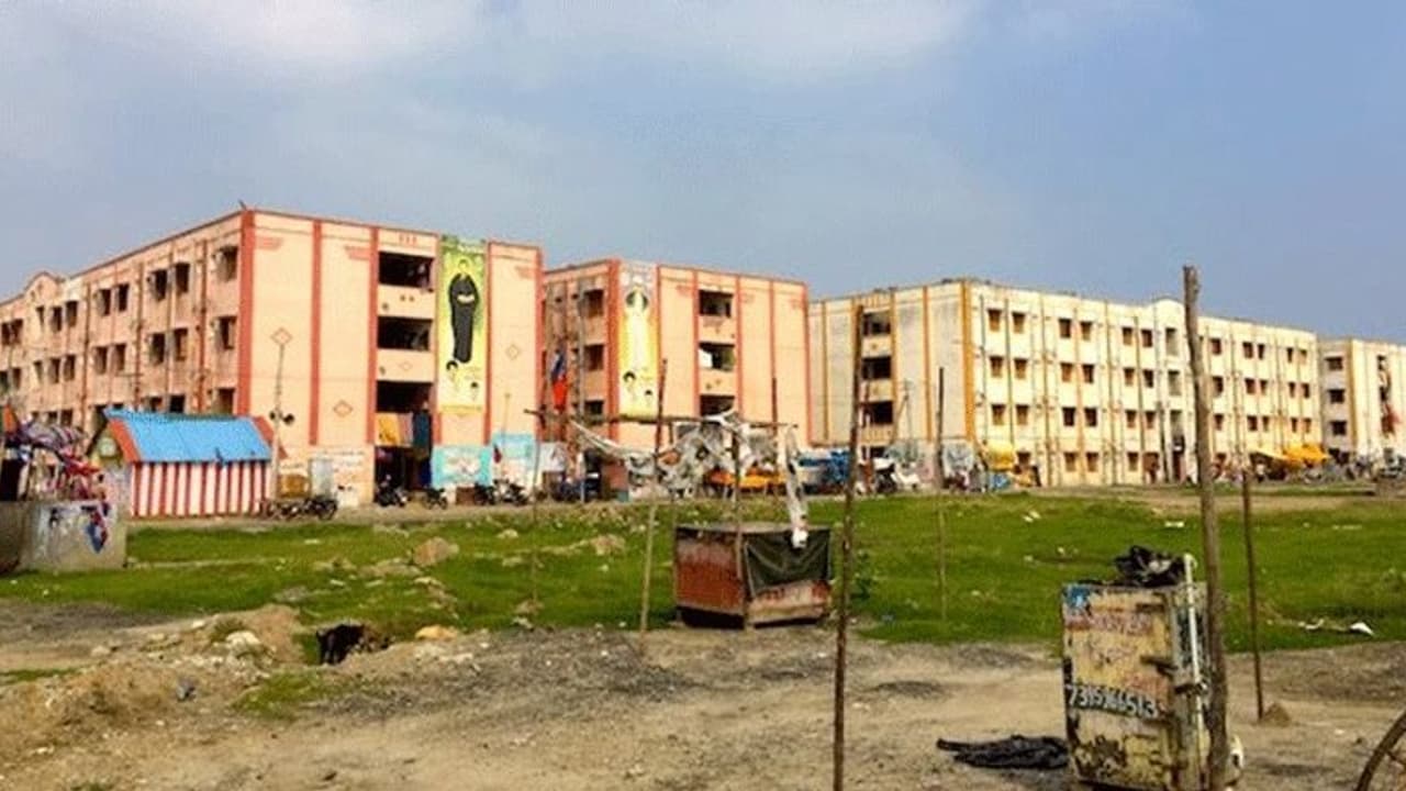 சென்னை கண்ணகி நகரில் கணக்கை தொடங்கிய கொரோனா... கட்டுக்கடங்காத வேகத்தில் பரவல்..! சென்னை கண்ணகி நகரில் கணக்கை தொடங்கிய கொரோனா... கட்டுக்கடங்காத வேகத்தில் பரவல்..!