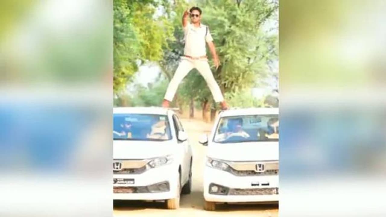 അജയ് ദേവ്ഗണിനെ അനുകരിച്ച് കാറുകള്‍ക്ക് മുകളില്‍ 'സര്‍ക്കസ്'; പൊലീസുകാരന് പണികിട്ടി