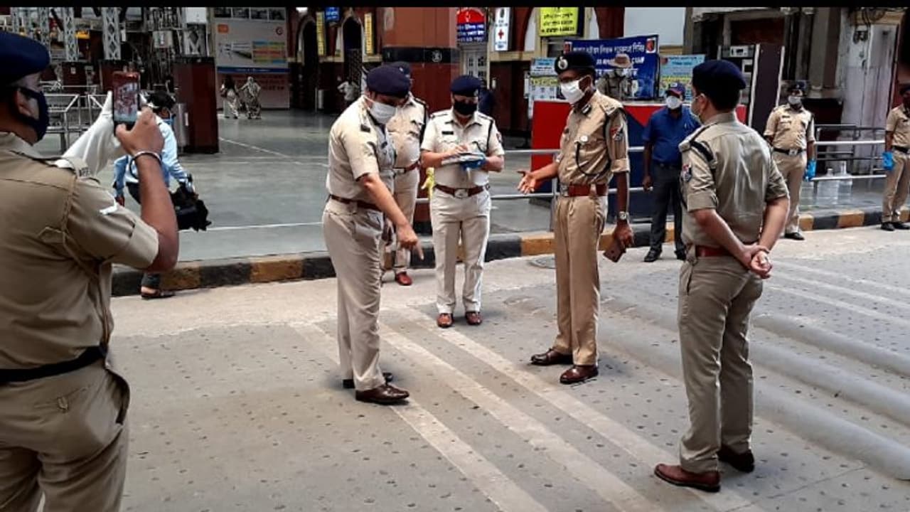 লকডাউনের মাঝেই শুরু যাত্রীবাহী ট্রেন পরিষেবা, সাজো সাজো রব হাওড়ায় লকডাউনের মাঝেই শুরু যাত্রীবাহী ট্রেন পরিষেবা, সাজো সাজো রব হাওড়ায়